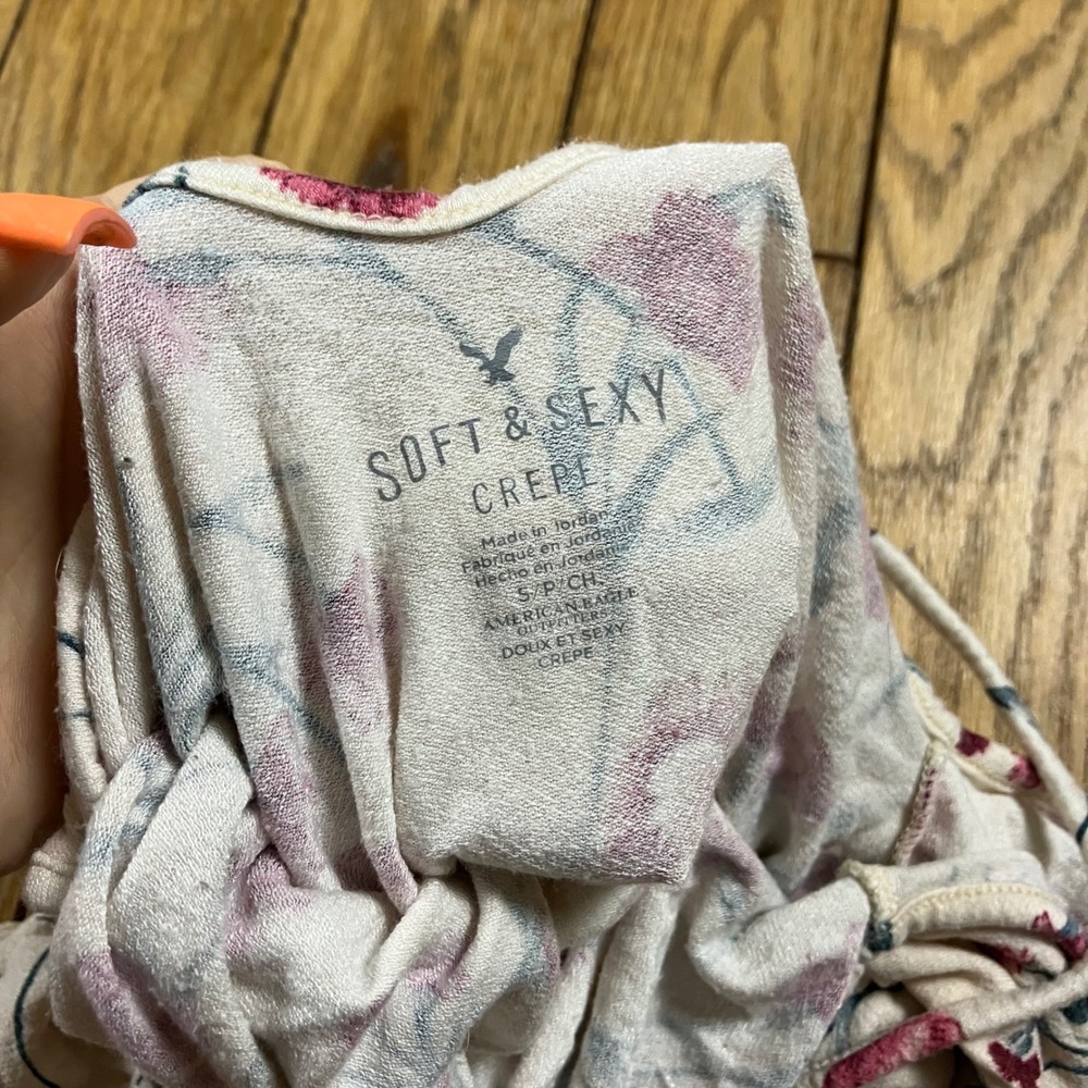 American Eagle Soft & Sexy‎ Crepe Floral Cold Shoulder Top Pink Cream Small - Picture 3 of 3